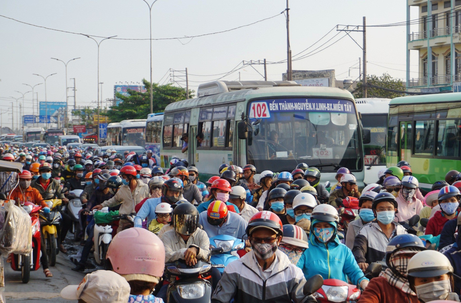 Dòng người mệt mỏi đổ về TP HCM sau lễ - Ảnh 3.