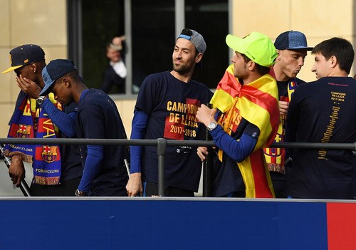 Barcelona diễu h&agrave;nh mừng v&ocirc; địch, khoe hai c&uacute;p tại Catalonia - Ảnh 11.