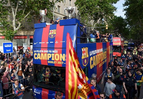Barcelona diễu h&agrave;nh mừng v&ocirc; địch, khoe hai c&uacute;p tại Catalonia - Ảnh 4.