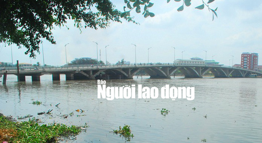 Nhảy cầu tự tử vì nhận ảnh bạn gái có người yêu mới