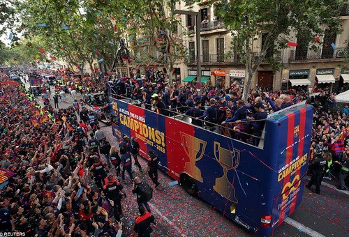 Barcelona diễu h&agrave;nh mừng v&ocirc; địch, khoe hai c&uacute;p tại Catalonia - Ảnh 8.