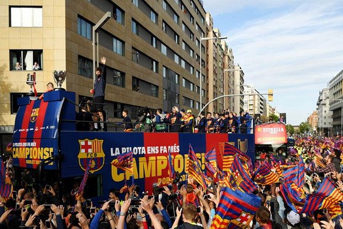 Barcelona diễu h&agrave;nh mừng v&ocirc; địch, khoe hai c&uacute;p tại Catalonia - Ảnh 3.