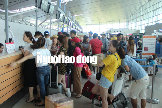 Du khách hối hả rời đảo ngọc Phú Quốc - Ảnh 1.