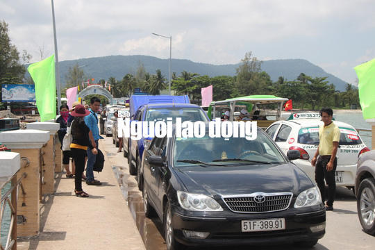 Du khách hối hả rời đảo ngọc Phú Quốc - Ảnh 4.