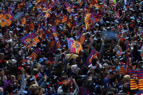Barcelona diễu h&agrave;nh mừng v&ocirc; địch, khoe hai c&uacute;p tại Catalonia - Ảnh 10.