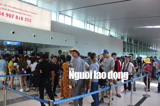 Du khách hối hả rời đảo ngọc Phú Quốc - Ảnh 2.