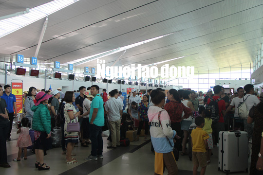 Du khách hối hả rời đảo ngọc Phú Quốc - Ảnh 3.