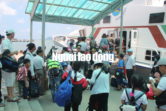 Du khách hối hả rời đảo ngọc Phú Quốc - Ảnh 6.