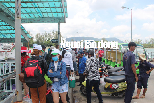 Du khách hối hả rời đảo ngọc Phú Quốc - Ảnh 5.