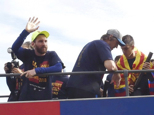 Barcelona diễu h&agrave;nh mừng v&ocirc; địch, khoe hai c&uacute;p tại Catalonia - Ảnh 9.