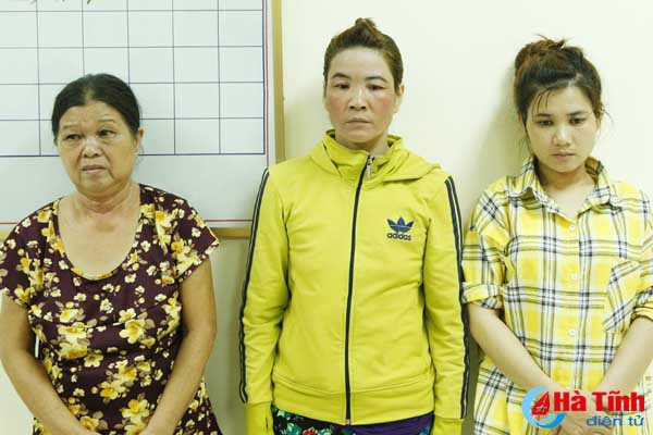 Đi chơi thiếu tiền x&agrave;i, 3 nữ qu&aacute;i v&agrave;o ch&ugrave;a trộm tiền - Ảnh 1.