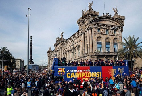 Barcelona diễu h&agrave;nh mừng v&ocirc; địch, khoe hai c&uacute;p tại Catalonia - Ảnh 12.