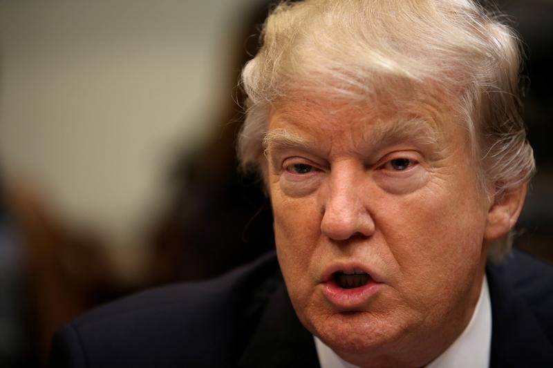 Ông Trump bất ngờ hoãn kích nổ "bom thuế"