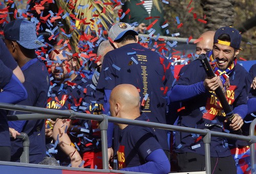 Barcelona diễu h&agrave;nh mừng v&ocirc; địch, khoe hai c&uacute;p tại Catalonia - Ảnh 7.