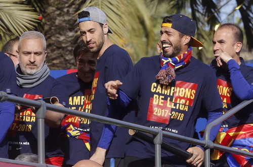 Barcelona diễu hành mừng vô địch, khoe hai cúp tại Catalonia