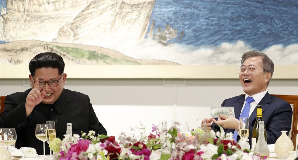 Khi &ocirc;ng Kim Jong-un trổ t&agrave;i... quyến rũ  - Ảnh 3.