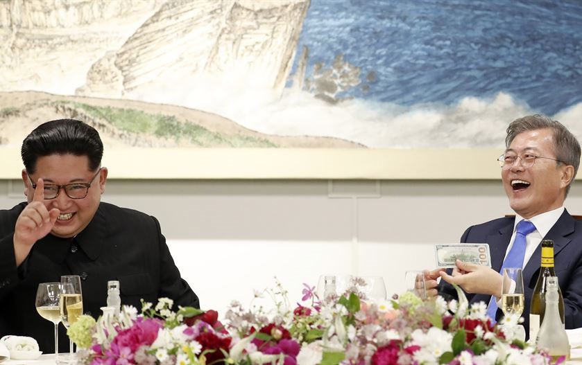 Khi ông Kim Jong-un trổ tài... quyến rũ