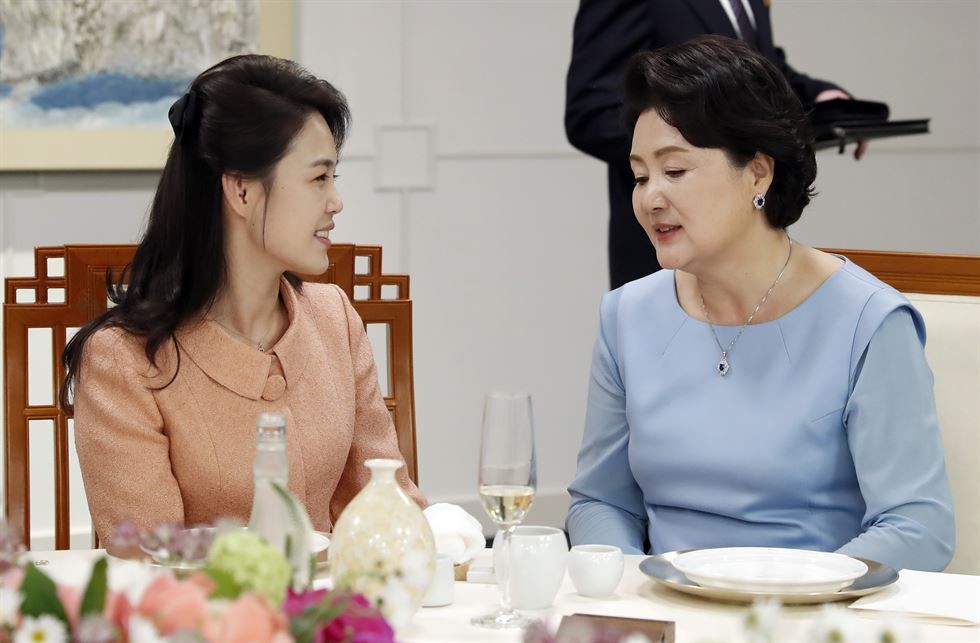 Khi &ocirc;ng Kim Jong-un trổ t&agrave;i... quyến rũ  - Ảnh 8.