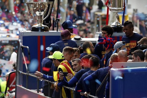Barcelona diễu h&agrave;nh mừng v&ocirc; địch, khoe hai c&uacute;p tại Catalonia - Ảnh 6.