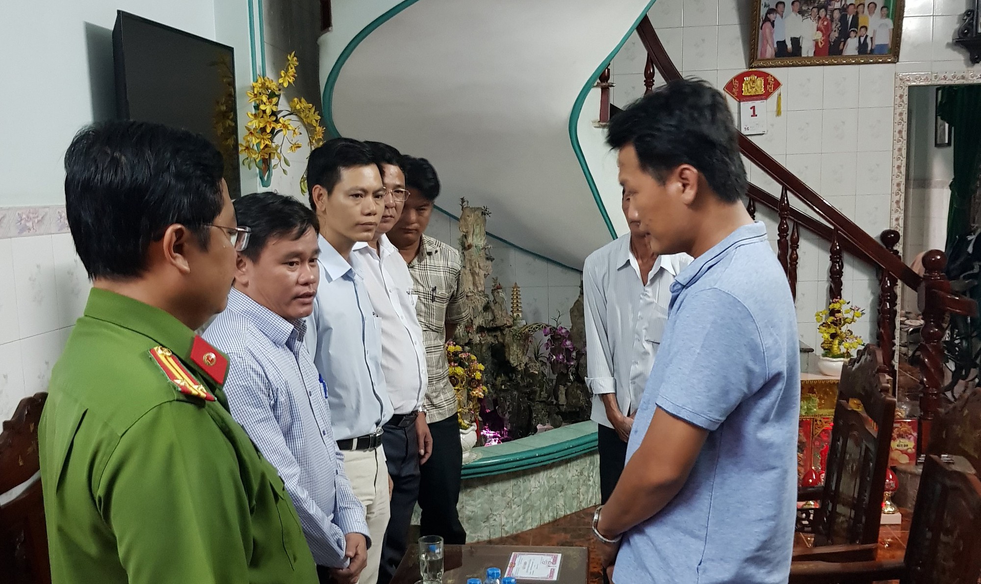 [VIDEO]  C&aacute;n bộ đ&ocirc; thị quận B&igrave;nh T&acirc;n bị ch&eacute;m khi dẹp vỉa h&egrave; - Ảnh 2.