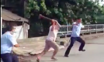 [VIDEO]  Cán bộ đô thị quận Bình Tân bị chém khi dẹp vỉa hè