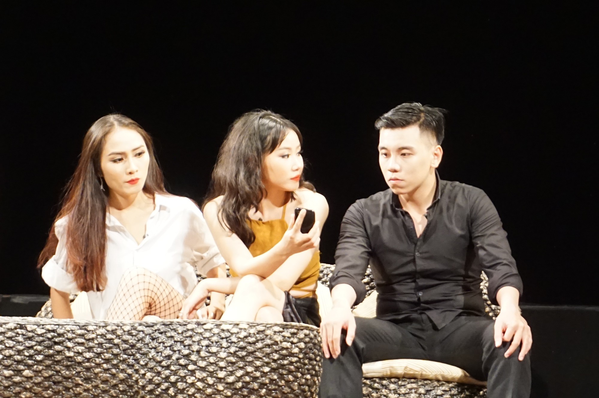 Kịch Hồng Vân đưa thác loạn bên trong nhà hàng lên sân khấu - Ảnh 5.