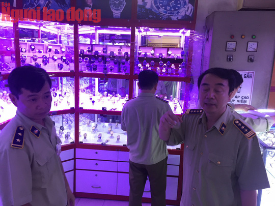 Rầm rộ kiểm tra hàng giả tại chợ Bến Thành - Ảnh 4.