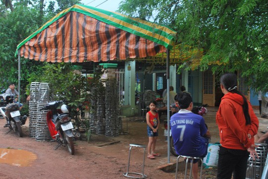 Nghi án cha chém vợ chồng con gái rồi uống thuốc trừ sâu tự tử