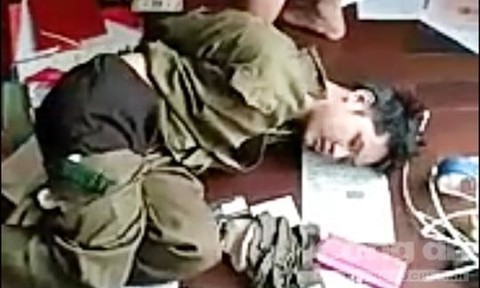 Tướng công an cùng đồng đội quật ngã tên cướp khống chế con tin