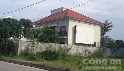 Tướng c&ocirc;ng an c&ugrave;ng đồng đội quật ng&atilde; t&ecirc;n cướp khống chế con tin - Ảnh 2.