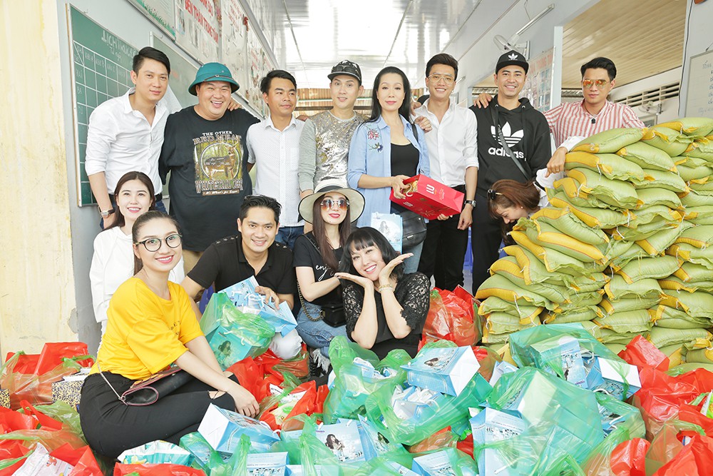 Phi Thanh V&acirc;n m&uacute;a n&oacute;n l&aacute; minh họa cho Minh Lu&acirc;n tại Mỹ Tho - Ảnh 7.
