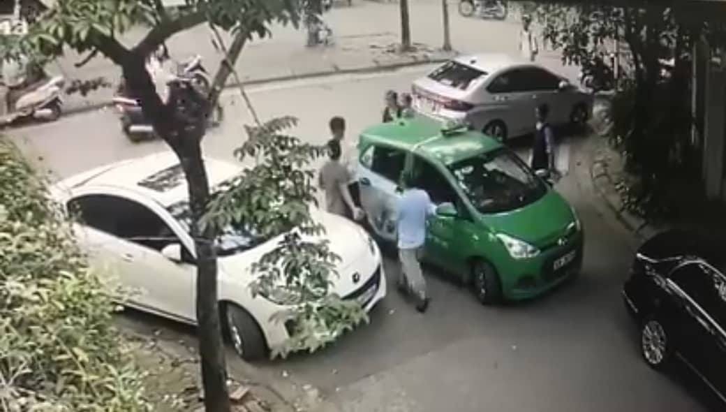 M&acirc;u thuẫn giao th&ocirc;ng, cầm gạch đ&aacute;nh li&ecirc;n tiếp v&agrave;o đầu đối phương - Ảnh 1.