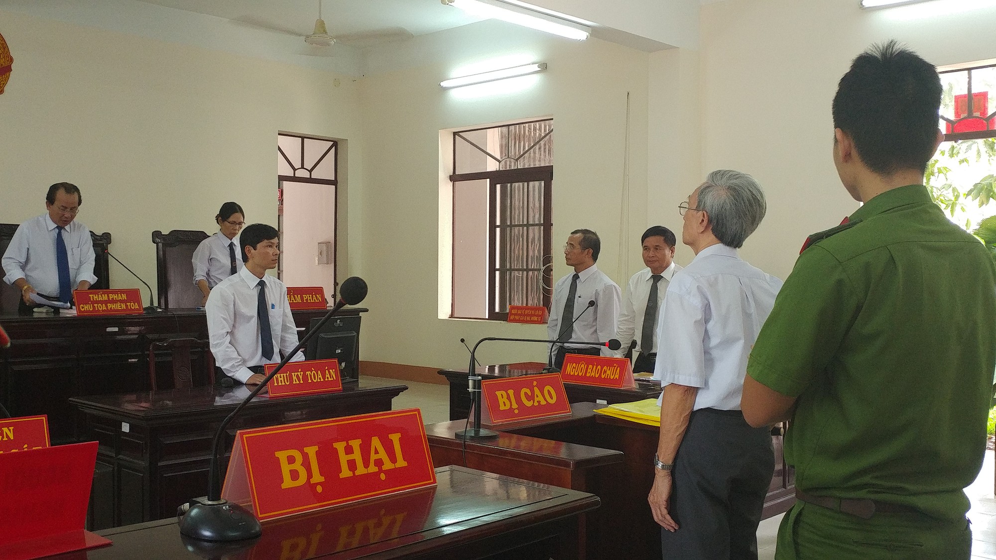 Thẩm phán xử án treo cho Nguyễn Khắc Thủy bị "khủng bố" tin nhắn