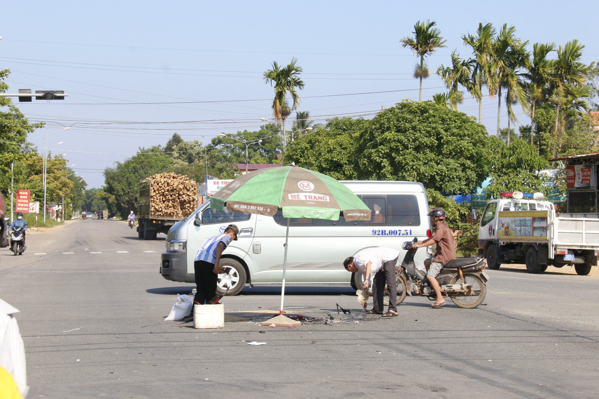 Đèn tín hiệu không hoạt động, nam thanh niên chết thảm dưới bánh xe tải