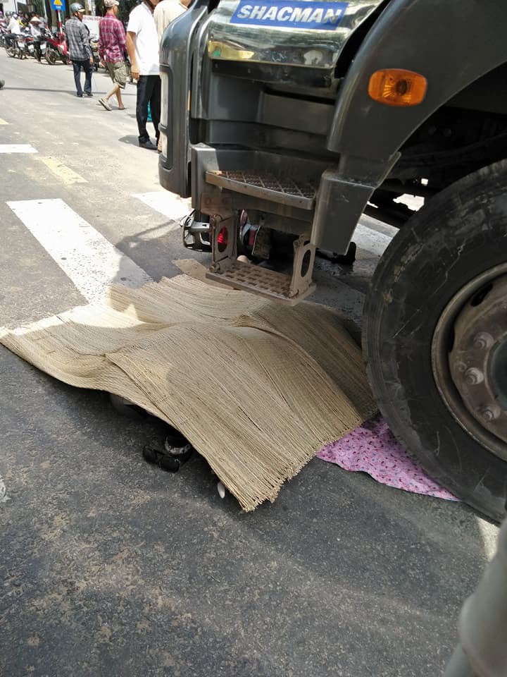 Đ&egrave;n t&iacute;n hiệu kh&ocirc;ng hoạt động, nam thanh ni&ecirc;n chết thảm dưới b&aacute;nh xe tải - Ảnh 2.