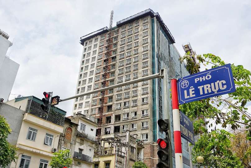 Việc phá dỡ vi phạm ở 8B Lê Trực hiện nay ra sao?