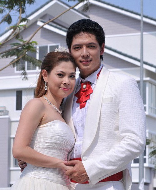 Những người vợ &lsquo;nằm gai&rdquo; c&ugrave;ng chồng trong showbiz Việt - Ảnh 3.
