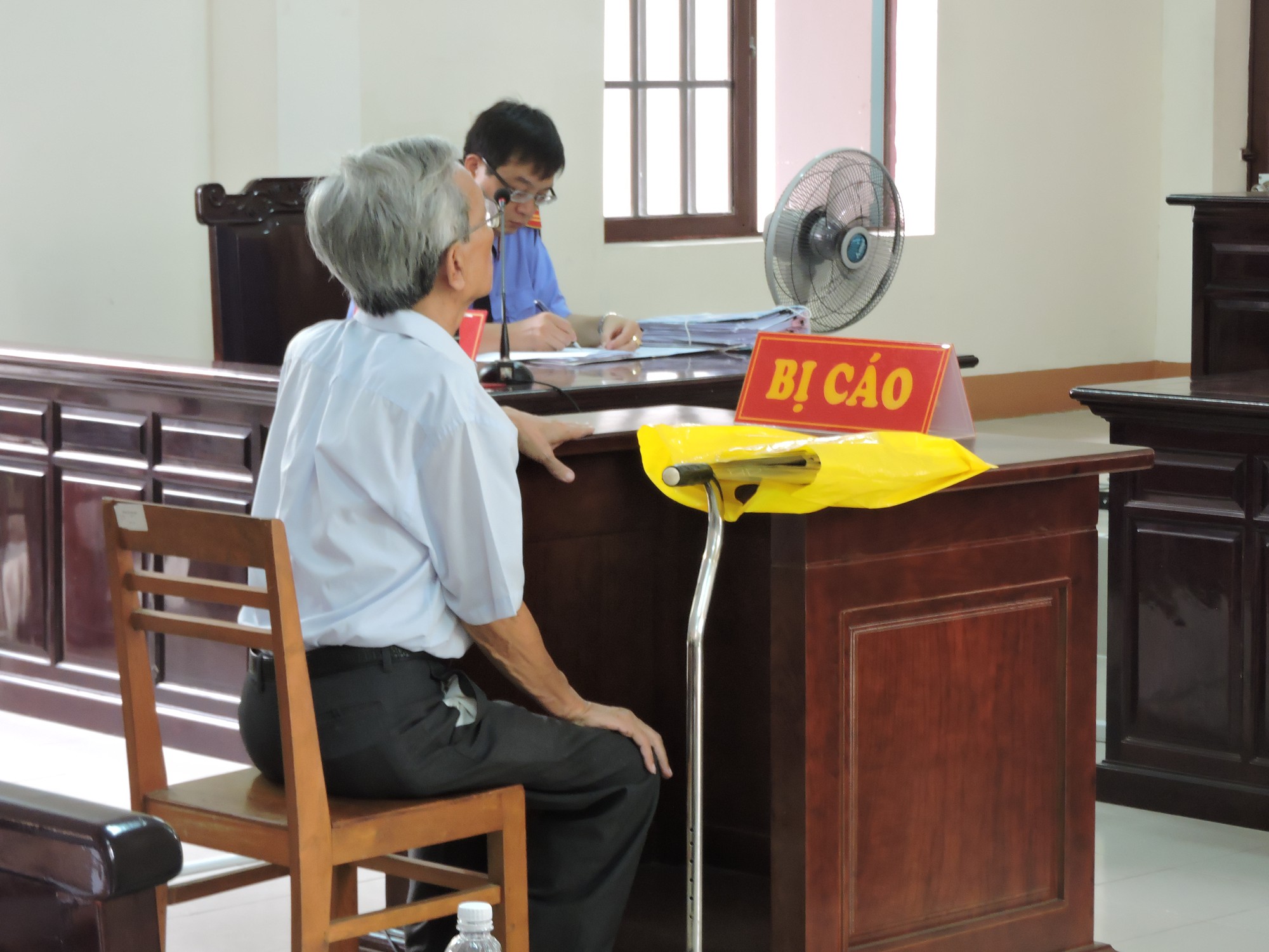 &Ocirc;ng l&atilde;o d&acirc;m &ocirc; trẻ em ở Vũng T&agrave;u chống gậy đến phi&ecirc;n xử ph&uacute;c thẩm - Ảnh 4.
