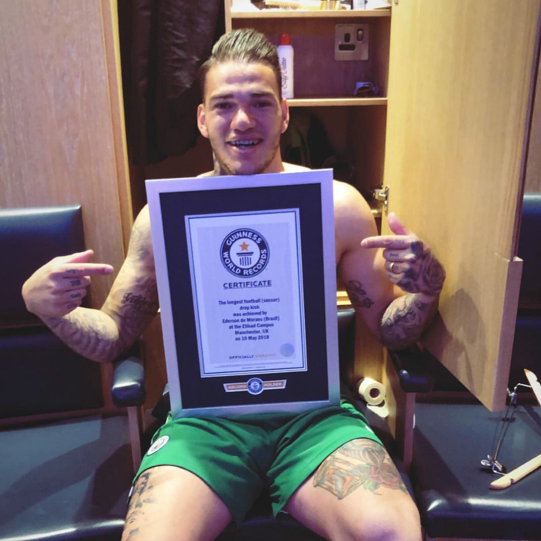 De Gea đoạt Găng tay v&agrave;ng, Ederson lập kỷ lục Guiness - Ảnh 2.