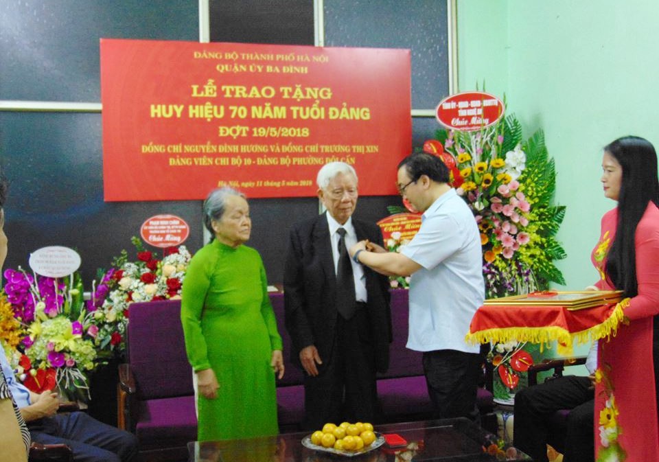 Hai vợ chồng ông Nguyễn Đình Hương cùng nhận huy hiệu 70 năm tuổi Đảng