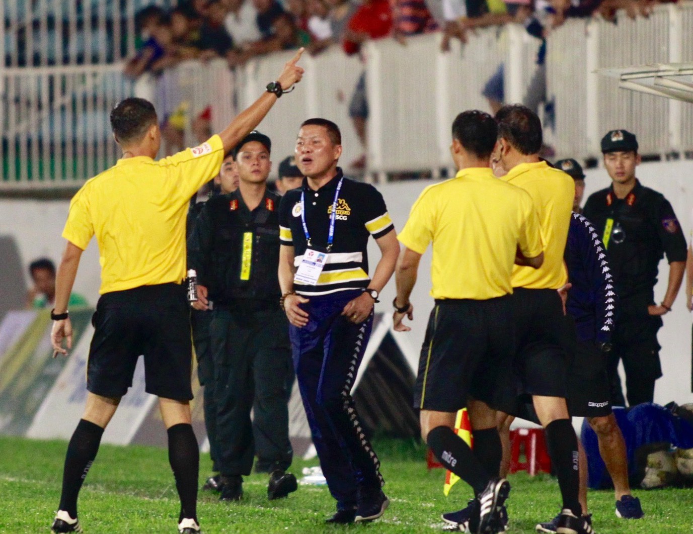 Hà Nội FC bị 2 thẻ đỏ: Trọng tài không bênh HAGL