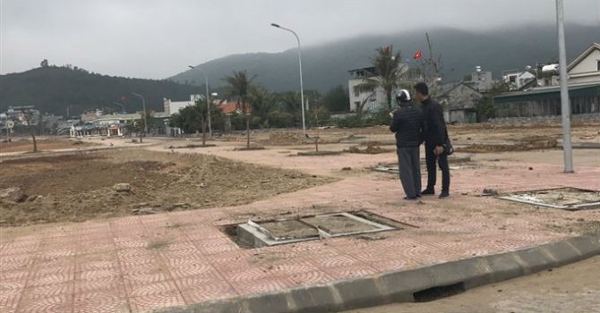Nhiều người cắm nh&agrave;, cầm xe để lướt s&oacute;ng đất nền - Ảnh 1.