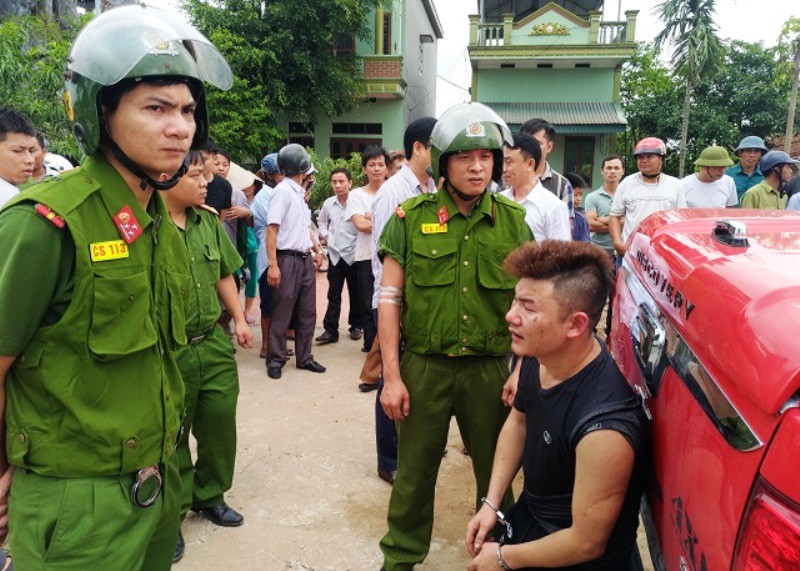 Mang súng, kiếm "phi" ô tô đến khi hay tin "vợ hờ" vào khách sạn với người khác
