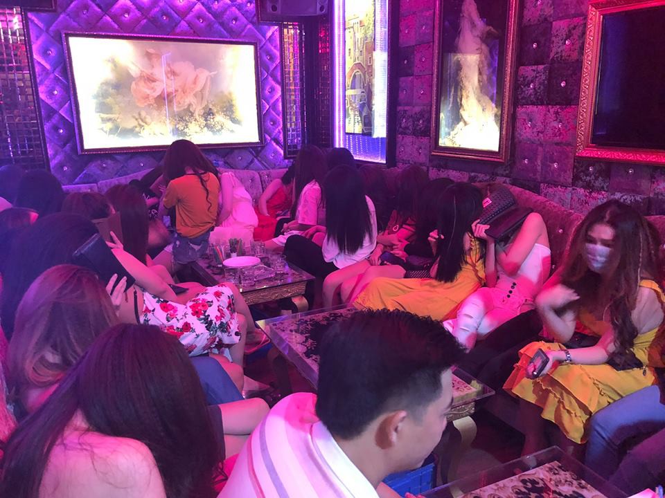 Đột kích nhà hàng có tiếp viên khêu gợi ở trung tâm Sài Gòn - Ảnh 1.