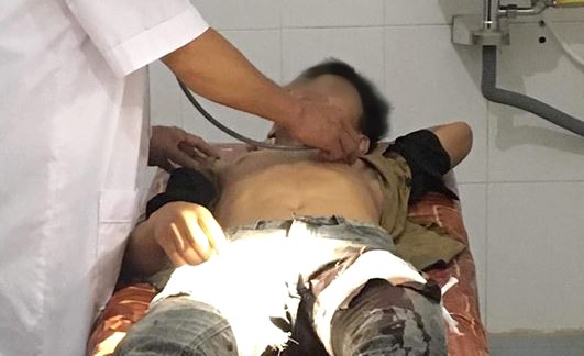 Nam sinh lớp 10 đâm bạn 2 nhát gục trong lớp