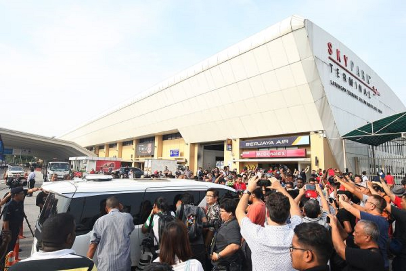 Malaysia: Dân kéo ra sân bay chặn xe tìm cựu Thủ tướng Najib