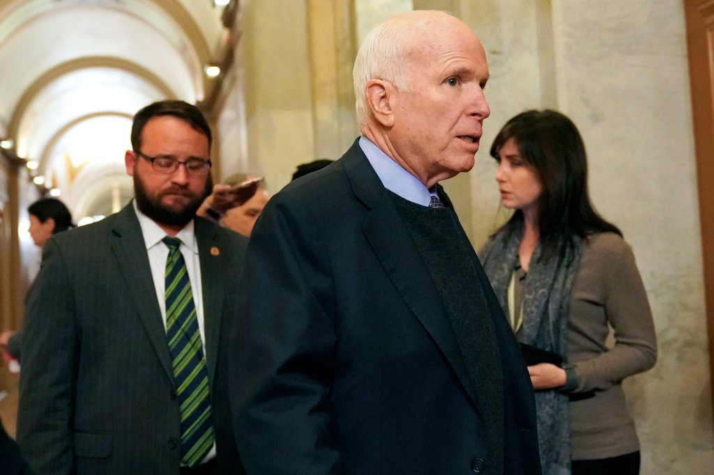 Vụ trợ lý ông Trump đùa cợt cay nghiệt ông McCain: Phép tắc Nhà Trắng "chạm đáy"
