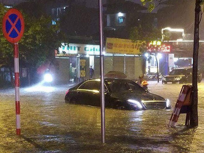 Hà Nội: Mưa lớn biến đường phố thành sông, giao thông hỗn loạn