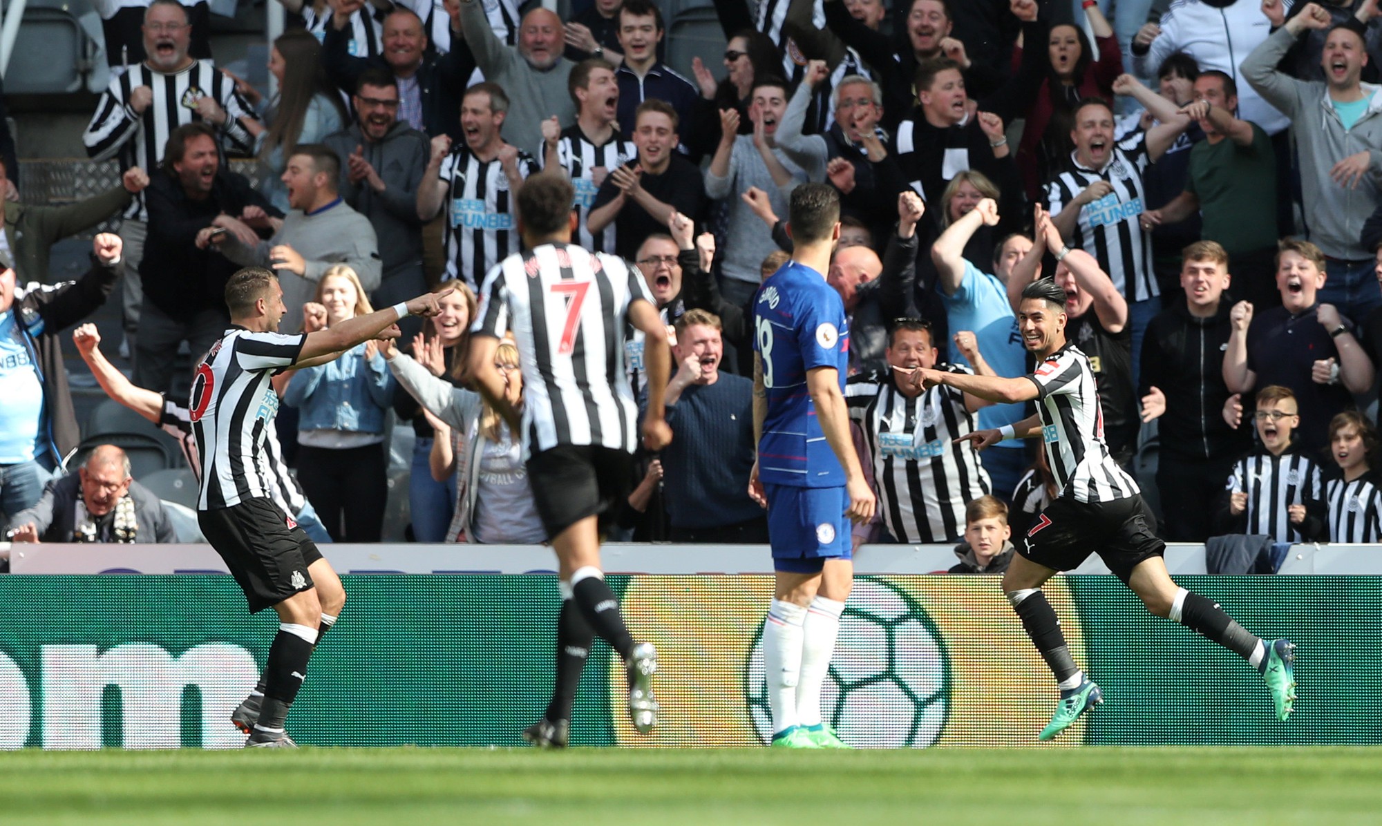 Ch&ugrave;m ảnh - clip v&ograve;ng cuối Giải Ngoại hạng Anh: Liverpool rạng rỡ, Chelsea thảm thương - Ảnh 14.