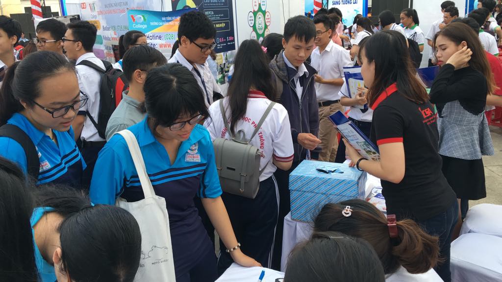TP HCM: Khai mạc ng&agrave;y hội gi&aacute;o dục nghề nghiệp - Ảnh 4.